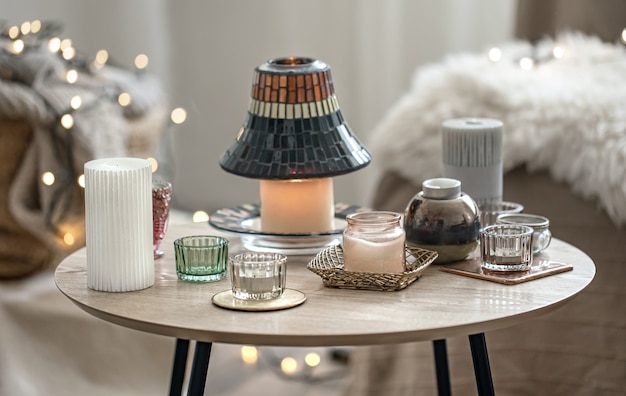 Mooie kaarsen in de Scandinavische stijl op een onscherpe achtergrond met bokeh.