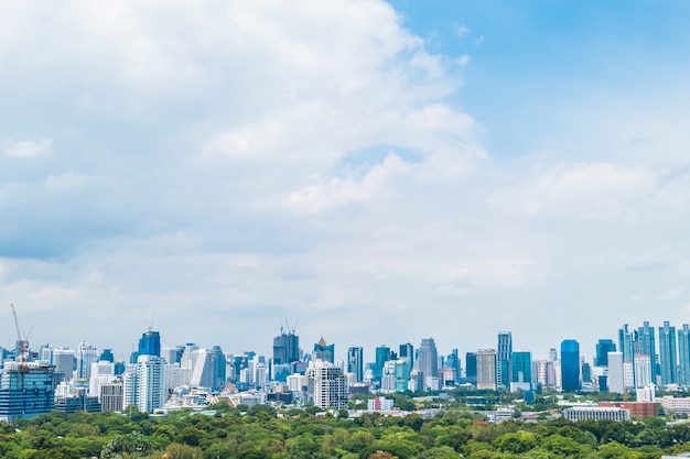 Mooie kantoorgebouw toren en architectuur in Bangkok stad