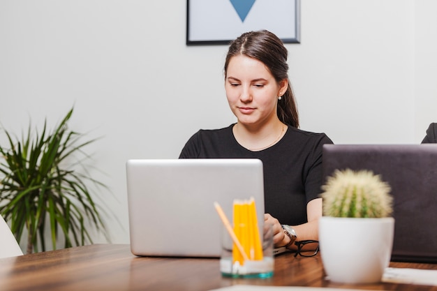 Mooie kantoormeester op laptop