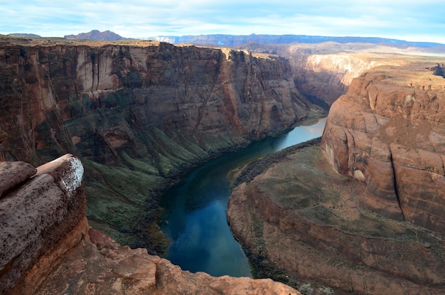 Mooie kijk op de Colorado-rivier die door de hoefijzerbocht in Page Arizona kronkelt.