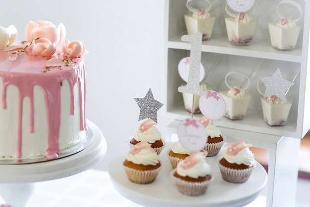 Mooie kleine cupcakes met witte crème geserveerd op witte schotel