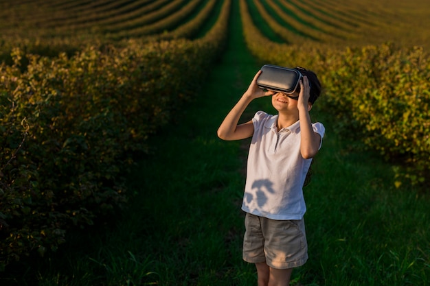 Mooie kleine jongen met plezier met virtual reality-bril