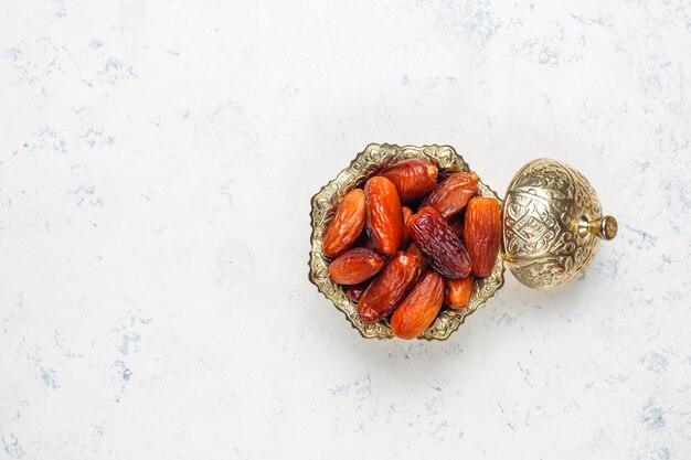 Mooie kom vol met datum fruit symboliseert Ramadan, bovenaanzicht