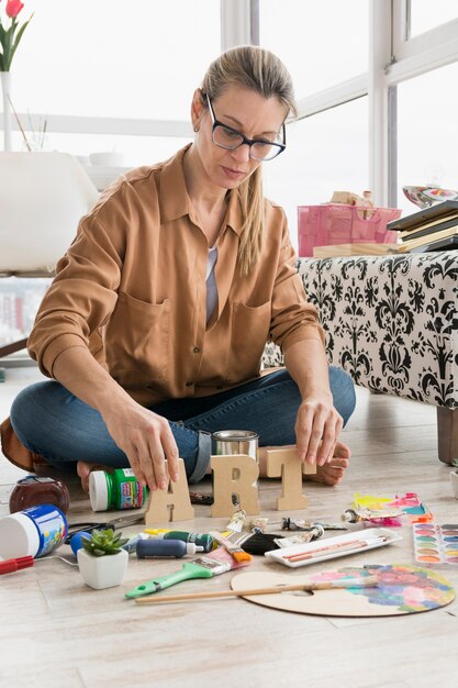 Mooie kunstsamenstelling met gelukkig vrouwelijk model