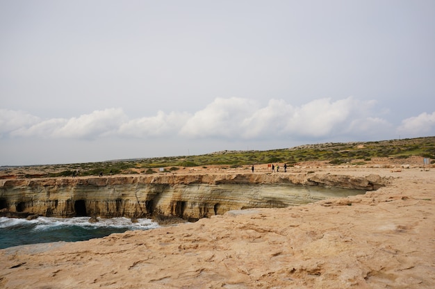 Mooie kust en een klif in Cyprus