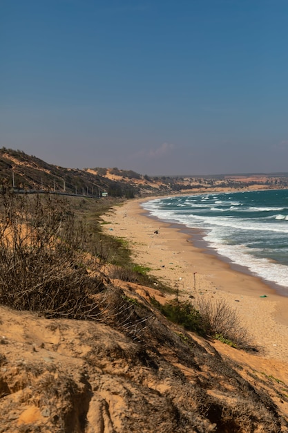 Mooie kustbaai onder een heldere blauwe hemel in de provincie Bình Thuan, Vietnam