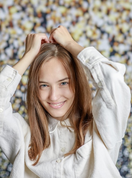 Gratis foto mooie lachende jonge vrouw met perfecte huid gezicht natuurlijke schoonheid concept geïsoleerd op grijze studio background