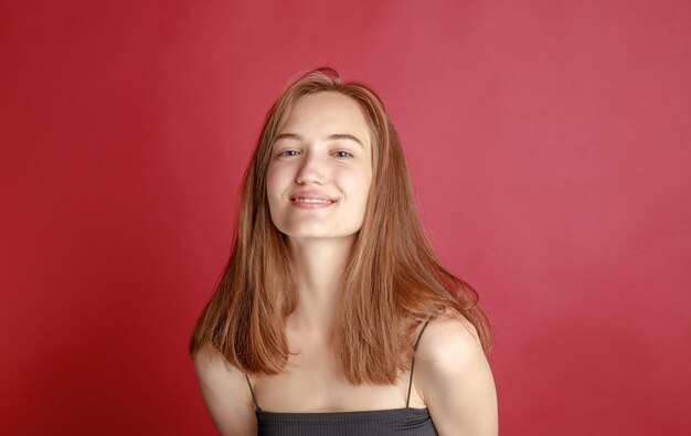 Mooie lachende jonge vrouw met perfecte huid gezicht natuurlijke schoonheid concept geïsoleerd op grijze studio background