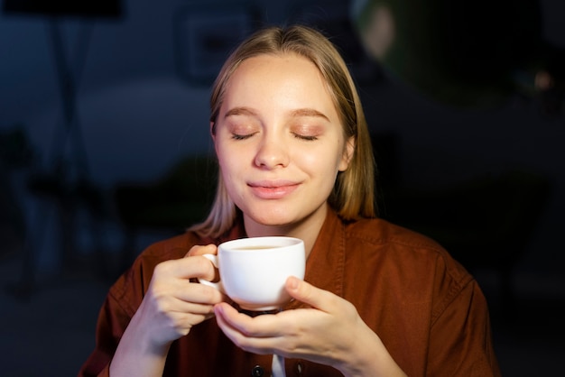 Mooie lachende vrouw koffie drinken