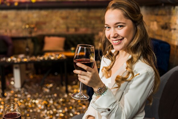 Mooie lachende vrouw met een glas wijn