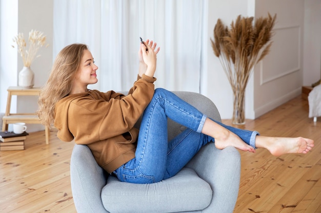 Mooie lachende vrouw met smartphone