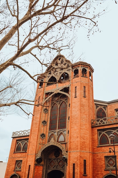 Gratis foto mooie lage hoek shot van een kerk overdag in parijs, frankrijk