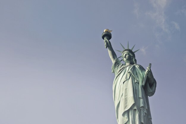 Mooie lage hoek shot van het Vrijheidsbeeld overdag in New York