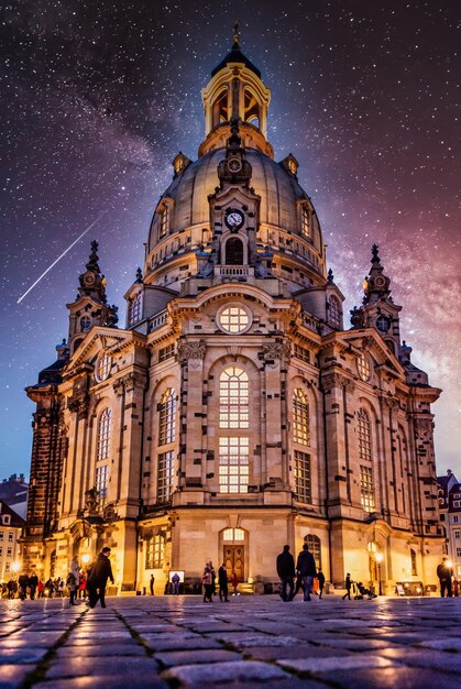 Mooie lage hoekfoto van de Frauenkirche Lutheran-kerk in Dresden, Duitsland onder de nachtelijke hemel