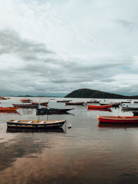 Gratis foto mooie landschapsopname van de boten en het strand tijdens de zonsondergang in rio de janeiro.