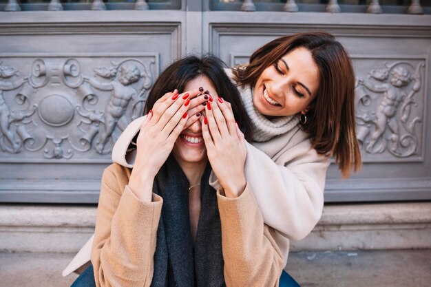 Mooie liefhebbende vrouwen met plezier op straat