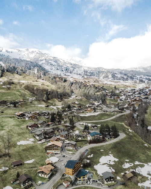 Mooie luchtfoto van een kleine stad in de voorsteden in de besneeuwde bergen