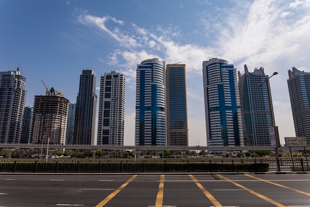 Mooie luchtfoto van futuristisch stadslandschap met wegen, auto's en wolkenkrabbers. dubai, verenigde arabische emiraten