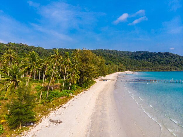 Mooie luchtfoto van het strand