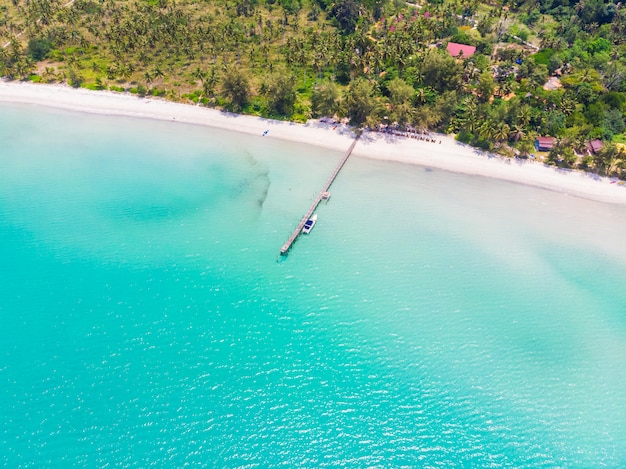 Mooie luchtfoto van strand en zee met coconut palmboom