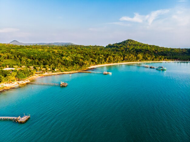 Mooie luchtfoto van strand en zee met coconut palmboom