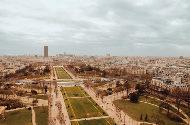 Mooie luchtfoto van tour eiffel-tuinen onder de onweerswolken