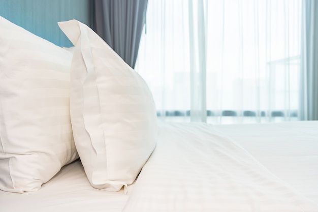 Mooie luxe comfortabele witte kussen en deken decoratie interieur van slaapkamer