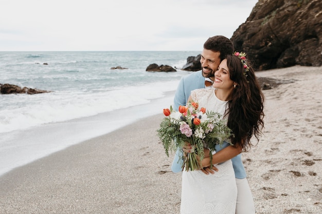 Mooie man en vrouw poseren op het strand