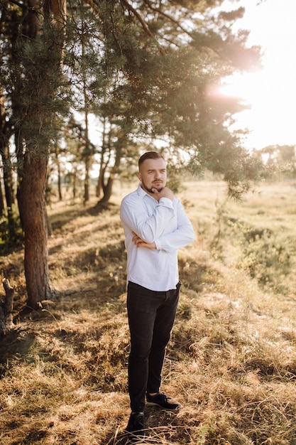 Gratis foto mooie man in het bos