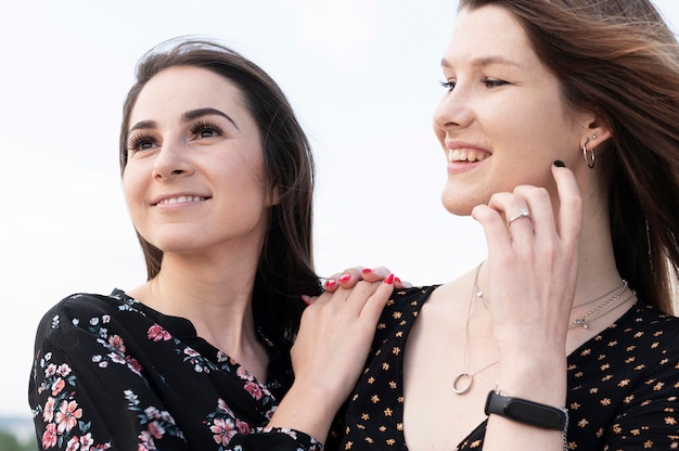 Gratis foto mooie meisjes die pret hebben bij strand