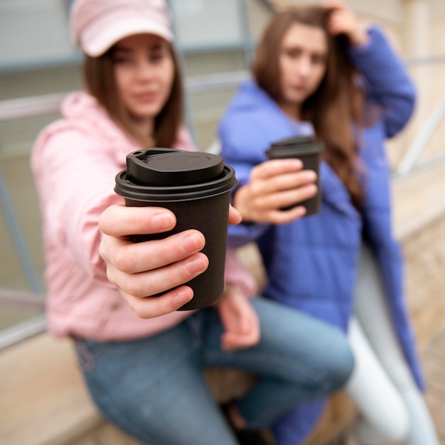 Gratis foto mooie meisjes die samen tijd doorbrengen