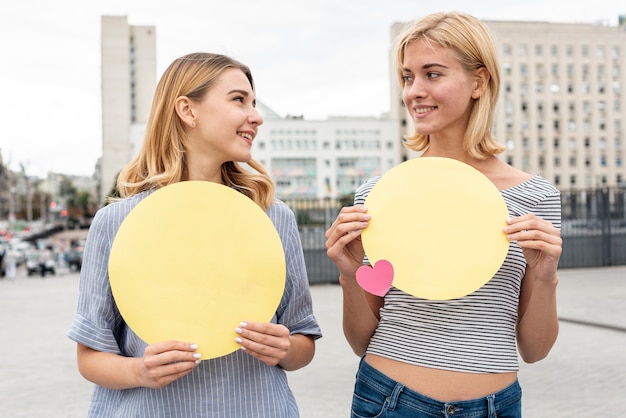 Gratis foto mooie meisjes op straat