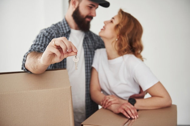 Mooie mensen. Gelukkig paar samen in hun nieuwe huis. Conceptie van verhuizen