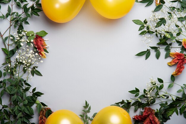 Mooie metalen ballonnen met bloemen