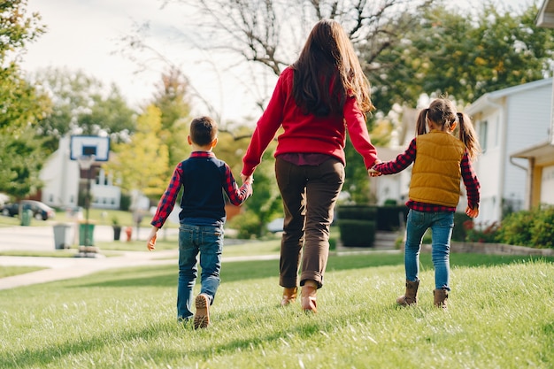 Mooie moeder met kleine kinderen