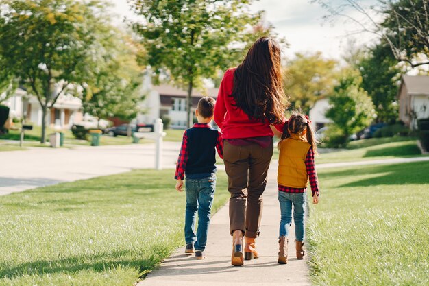 Mooie moeder met kleine kinderen