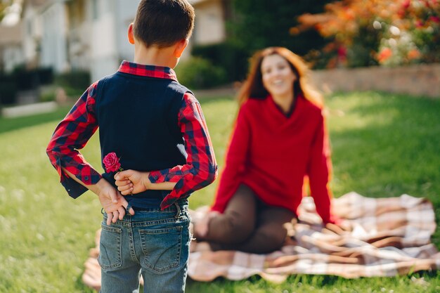 Mooie moeder met kleine zoon