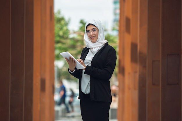 Mooie moslim succesvolle zakenvrouw portret zelfverzekerde gelukkige ceo