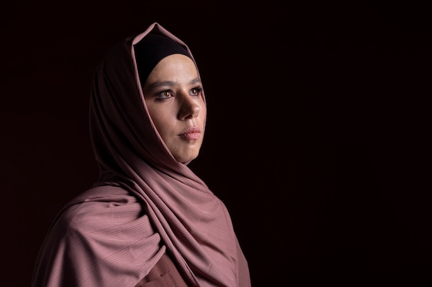 Mooie moslimvrouw die een hijaab draagt