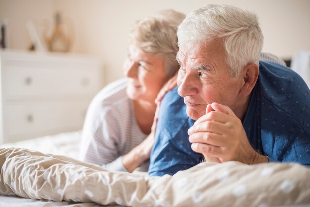 Mooie ochtend van vrolijk senior huwelijk