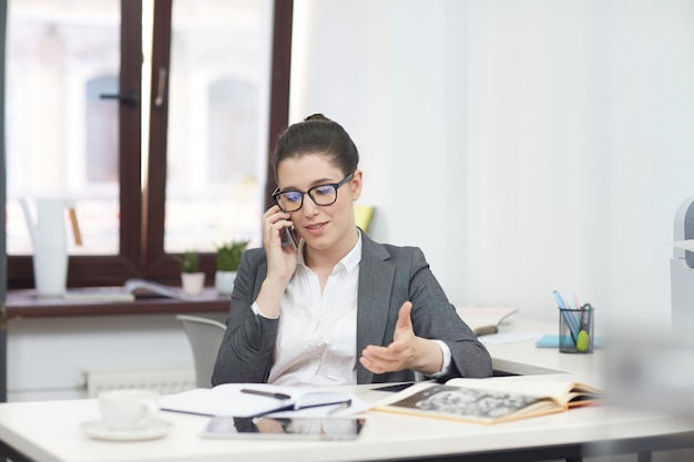 Mooie ondernemer met behulp van smartphone