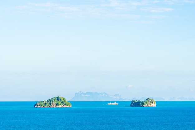 Mooie openlucht overzeese oceaan met witte wolken blauwe hemel rond met klein eiland rond Samui-eiland