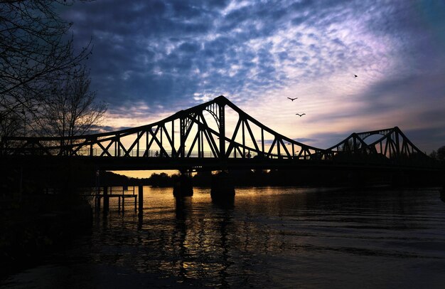 Mooie opname van de brug over de rivier tijdens zonsopgang
