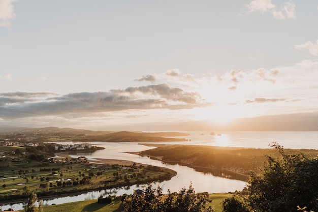 Mooie opname van een rivier die door de natuur stroomt en de zon schijnt