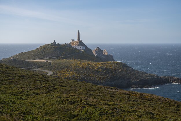 Mooie opname van een rotsachtig schiereiland in de buurt van de zee in Kaap Vilan, Galicië, Spanje