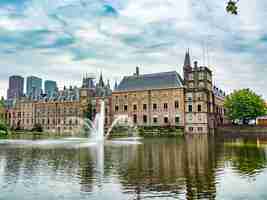 Gratis foto mooie opname van het historische kasteel binnenhof in nederland