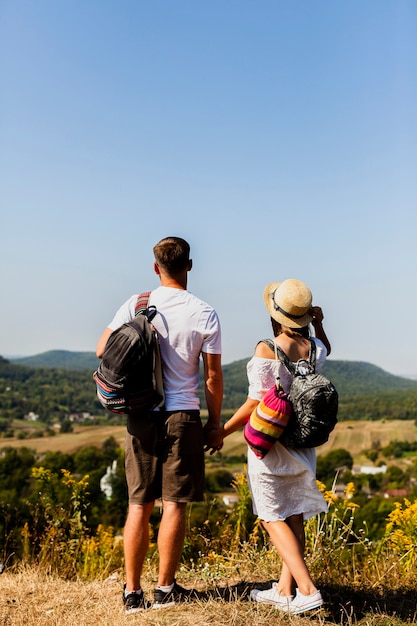 Gratis foto mooie paar hand in hand van achter schot