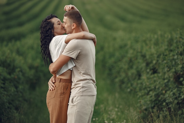 Mooie paar tijd doorbrengen op een zomer veld