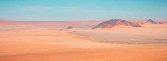 Gratis foto mooie panoramische hoge hoek die van de woestijnbergen van namib in kanaan, namibië is ontsproten
