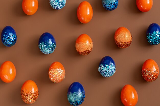 Mooie Pasen-achtergrond met oranje en blauwe decoratieve eieren.